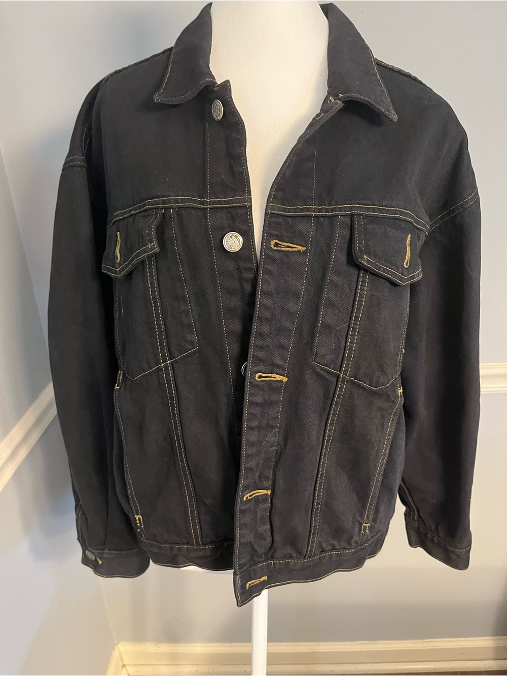 Vintage Black Denim Jacket with Contrast Stitching 90’s